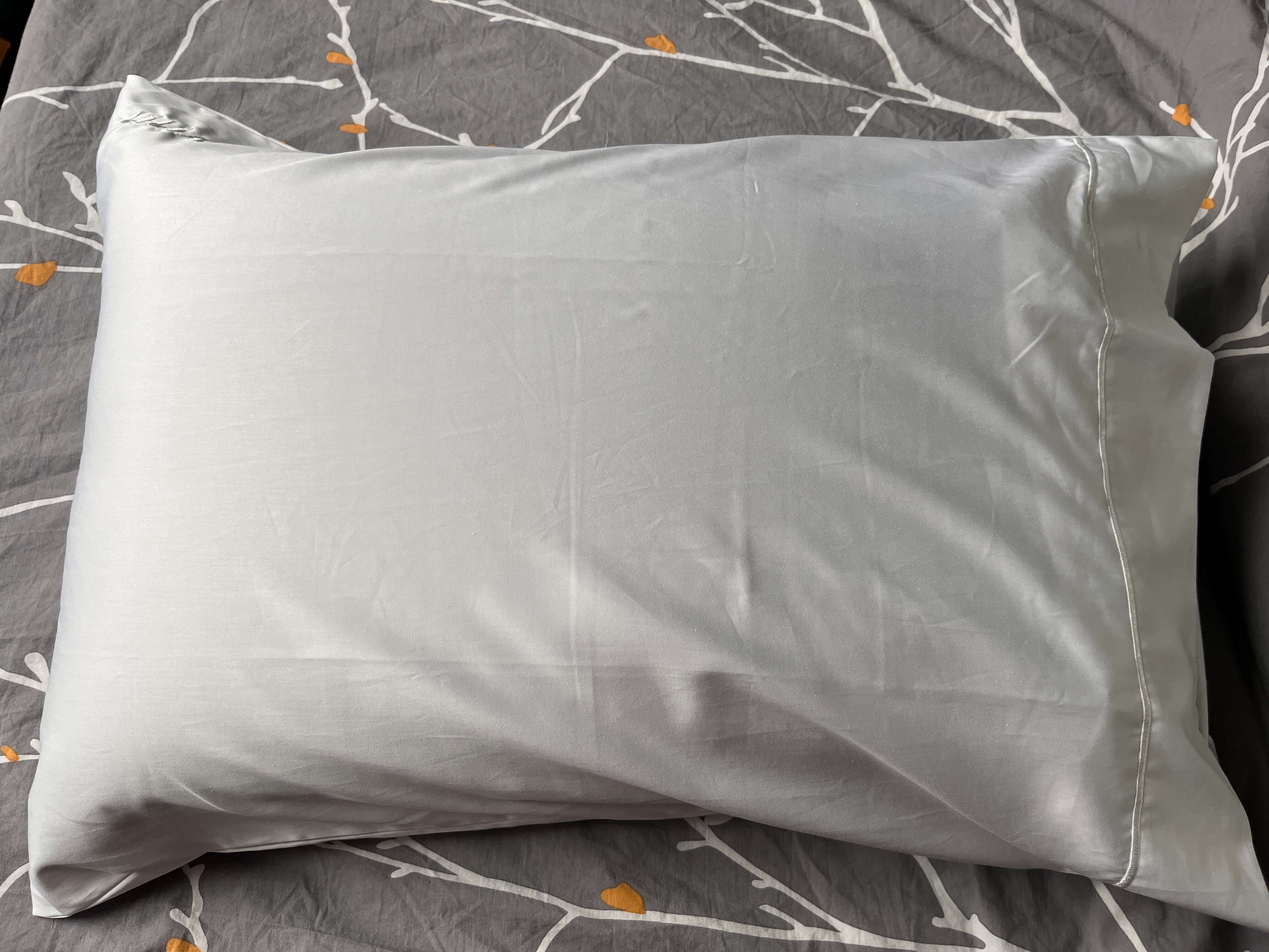 Fronha de almofada em algodão colocada numa almofada